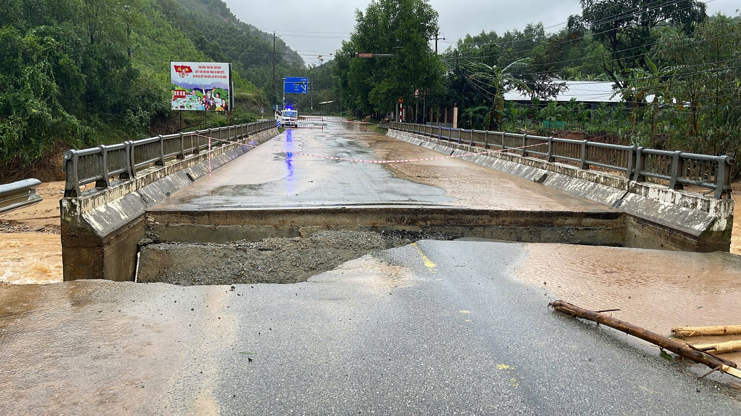 Xói đường đầu cầu Phú Mậu, giao thông bị chia cắt