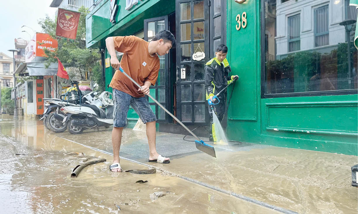 Dịch vụ dọn dẹp sau lũ “đắt hàng”