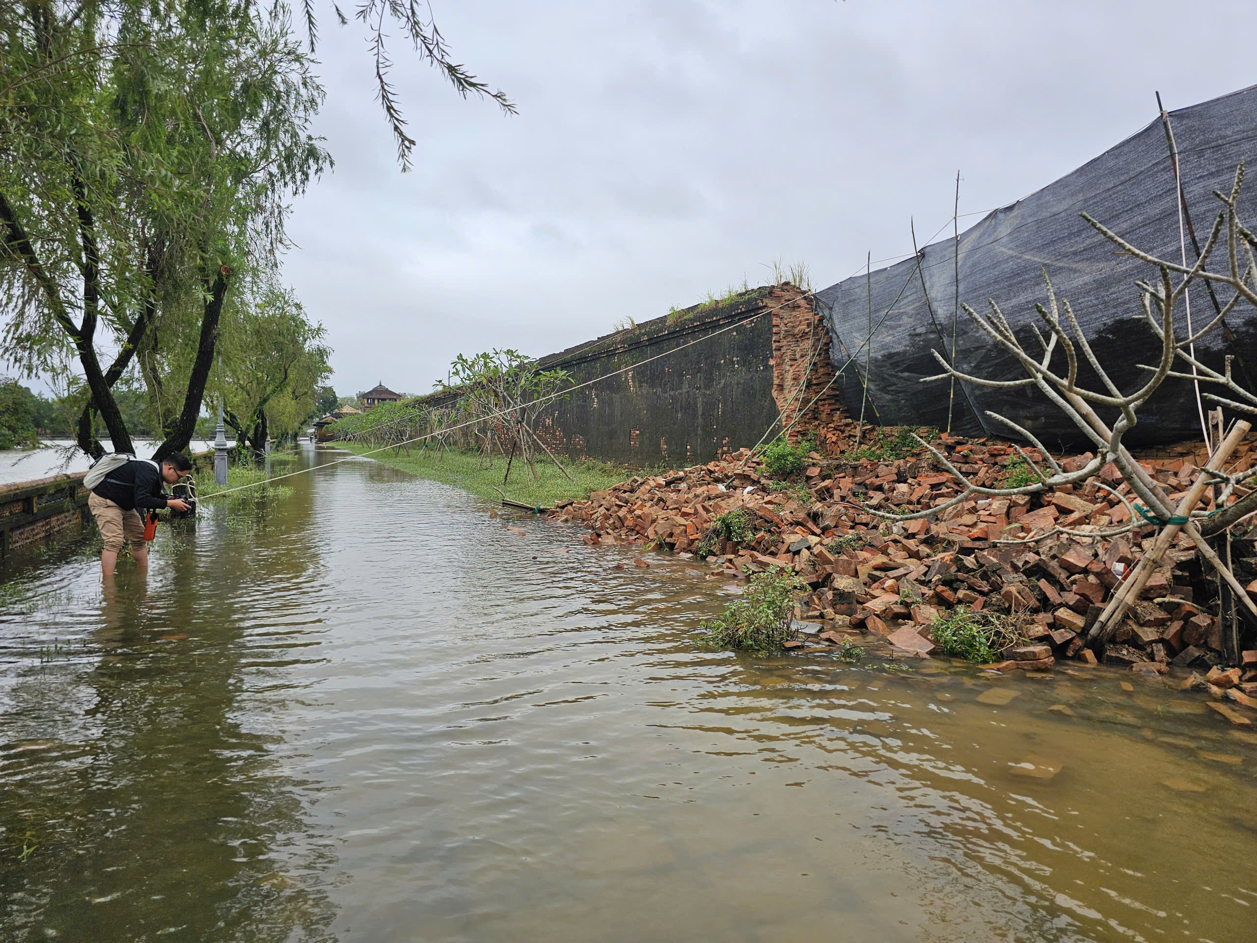 Mưa lũ làm sập một đoạn tường Hoàng thành Huế