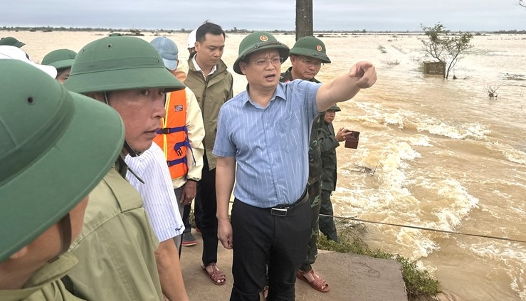 Khẩn trương khắc phục, hoàn thành thông tuyến đê Niêm Phò – Nho Lâm trong ngày 5 11