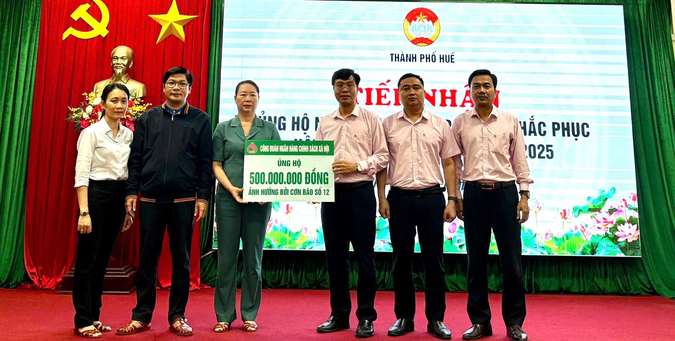 Tiếp nhận 700 triệu đồng hỗ trợ Huế khắc phục hậu quả mưa lũ