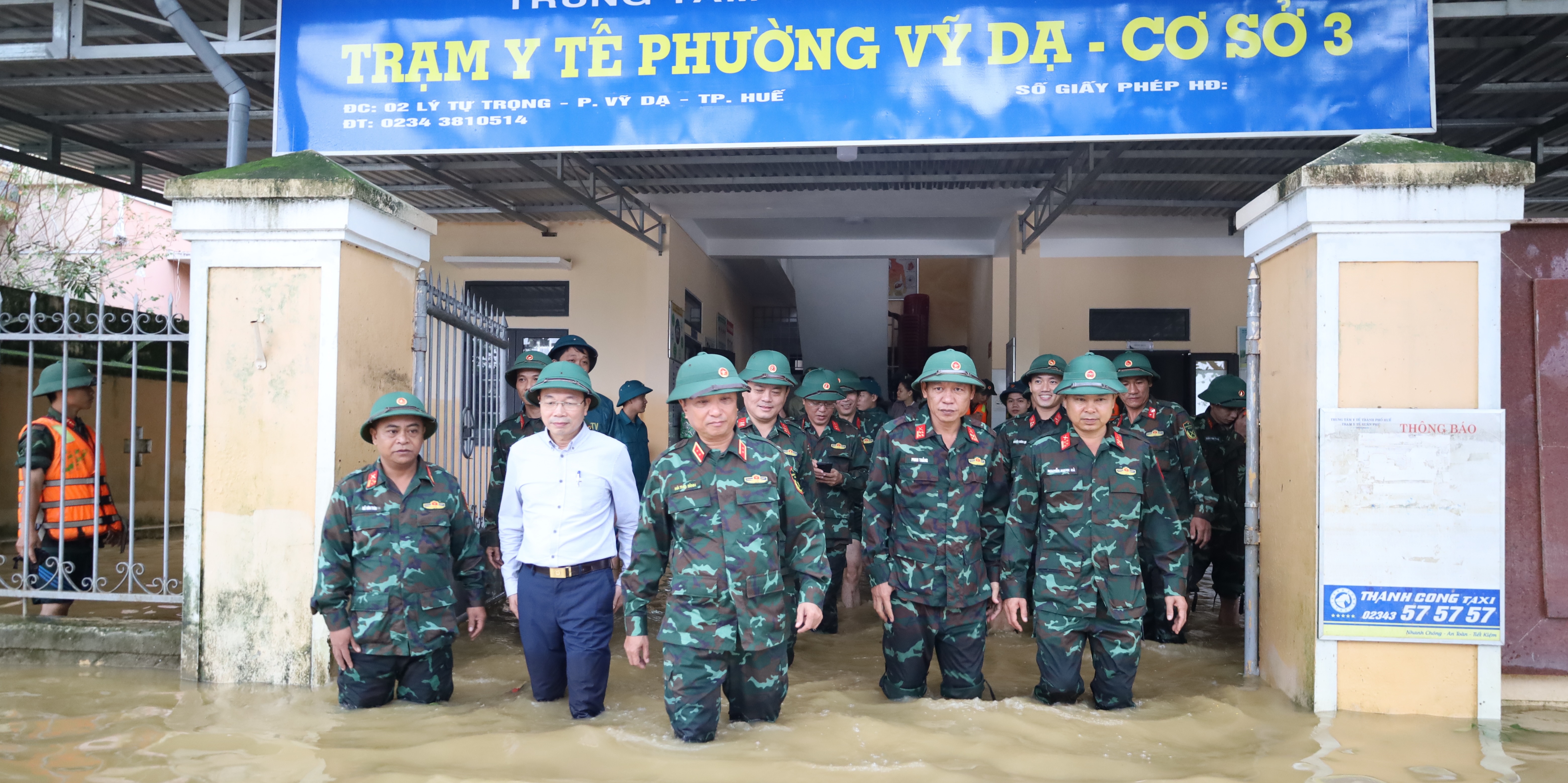 Tư lệnh Quân khu 4 và lãnh đạo thành phố kiểm tra, động viên lực lượng khắc phục hậu quả mưa lũ
