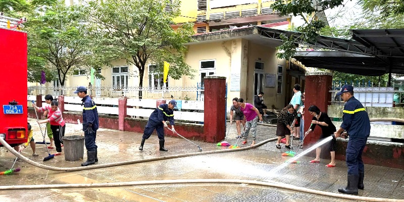 Dốc sức làm sạch môi trường sau lũ