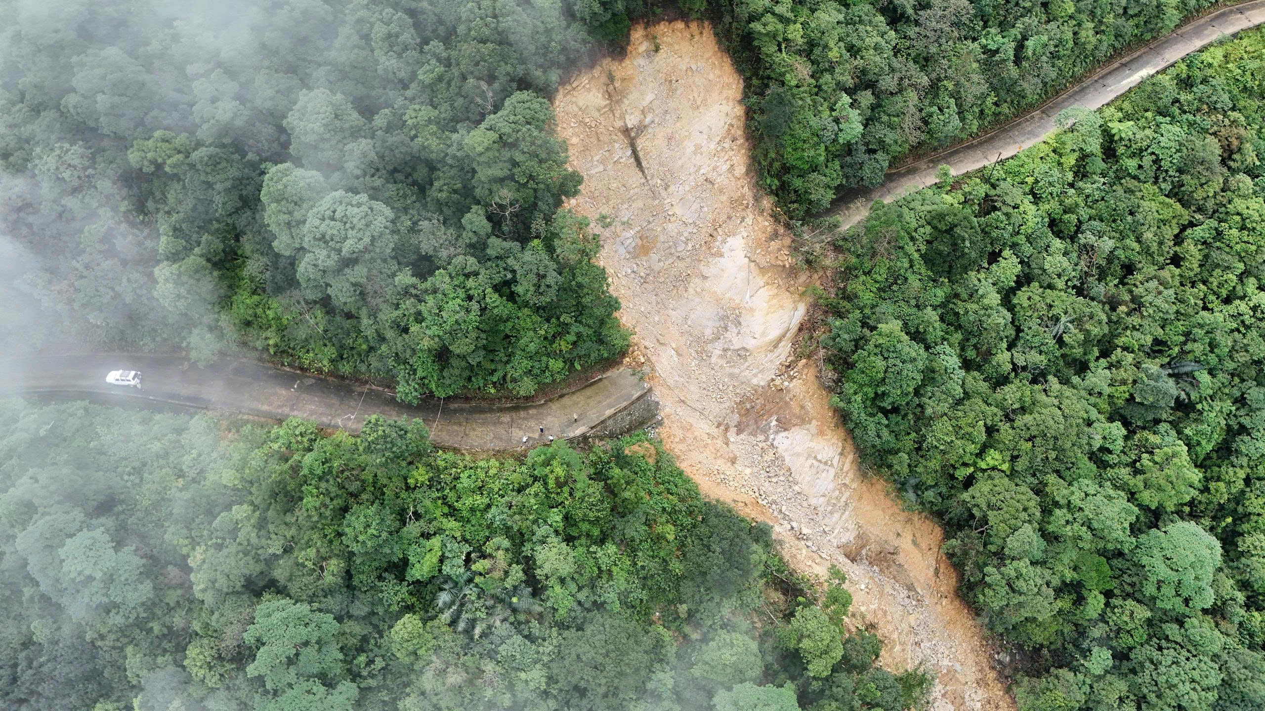 Đường lên Bạch Mã sạt lở nghiêm trọng, chia cắt tuyến