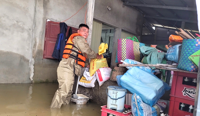 Phong Dinh sống chung với lũ
