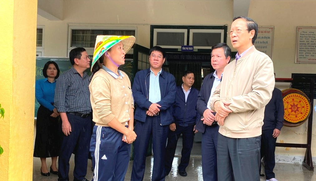 Lãnh đạo Bộ Giáo dục và Đào tạo thăm hỏi, động viên ngành giáo dục TP Huế