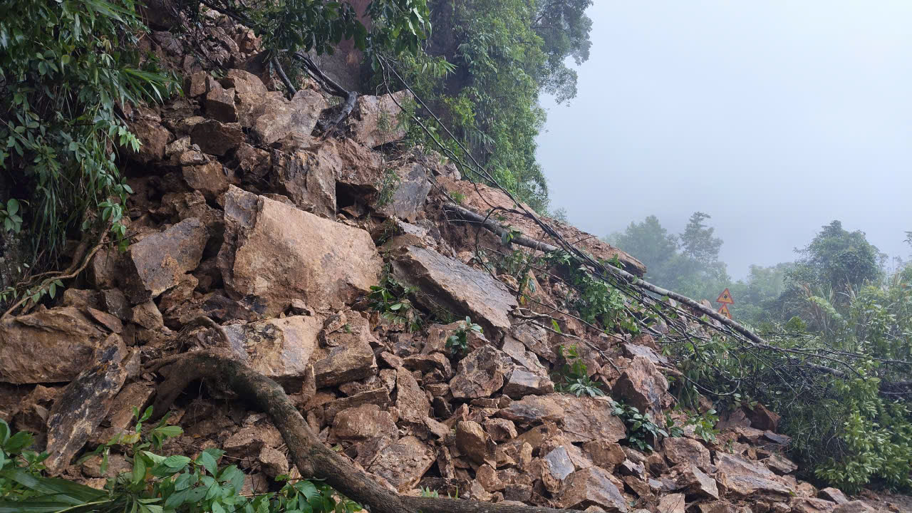 Thông tuyến một vệt xe đèo Pê Ke