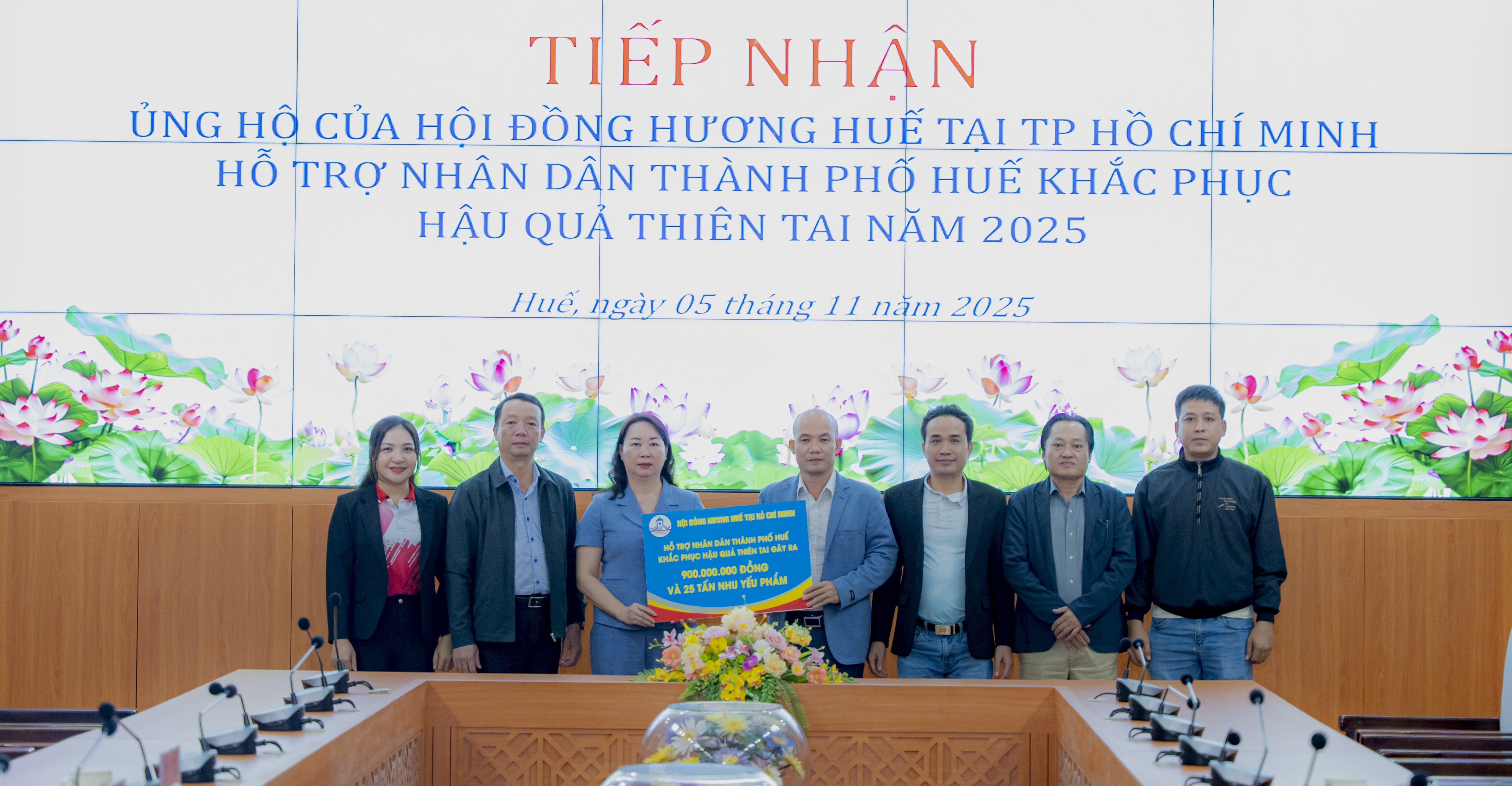 Tiếp nhận 900 triệu đồng cùng 25 tấn nhu yếu phẩm từ Hội đồng hương Huế tại TP Hồ Chí Minh