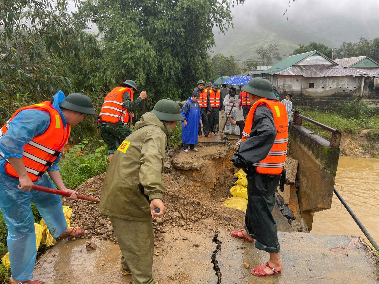 Quân dân A Lưới chung tay gia cố mố cầu dân sinh thôn Cur-xo