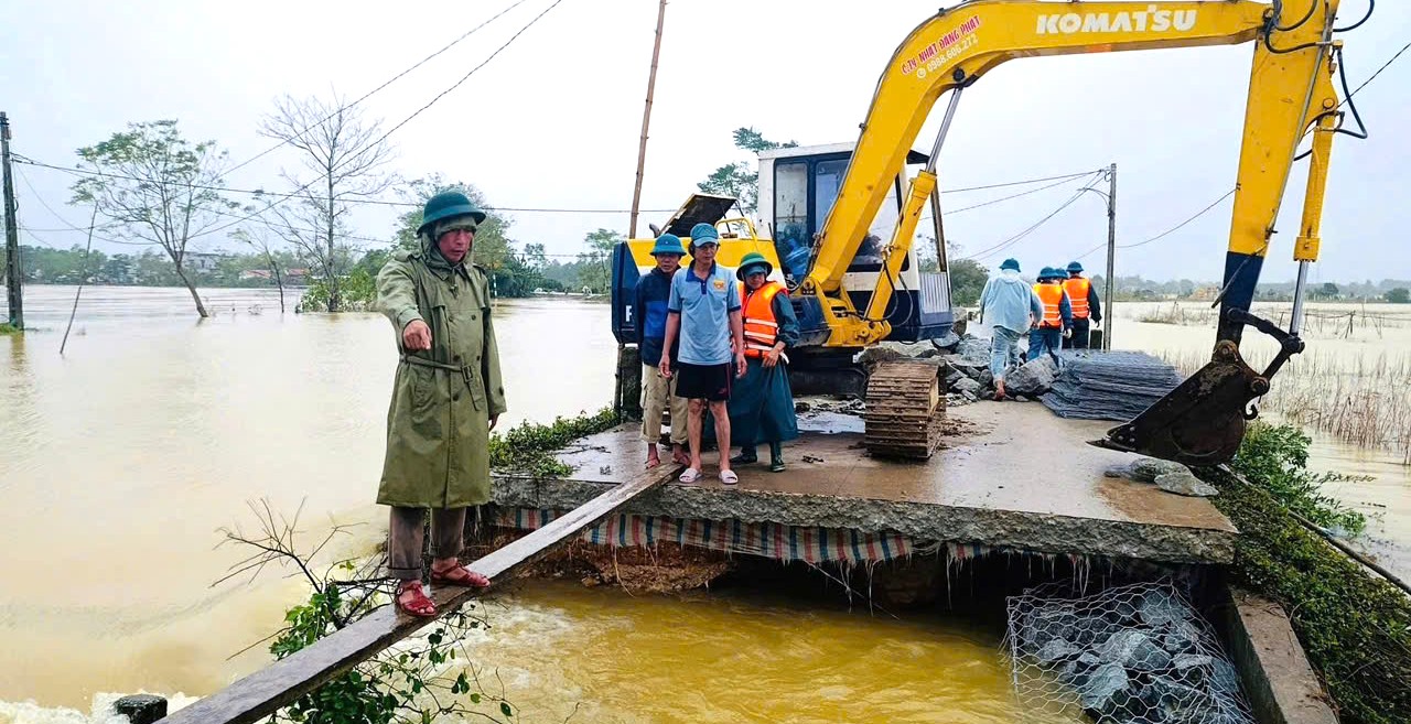 Dùng rọ đá vá lại đoạn đê Niêm Phò – Nho Lâm