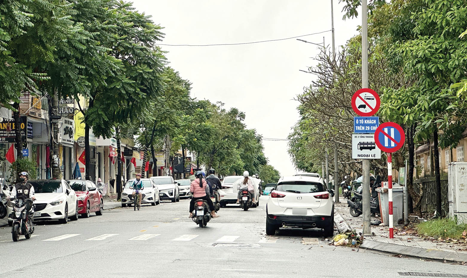 Đỗ xe tránh lũ đúng cách để không gây cản trở giao thông