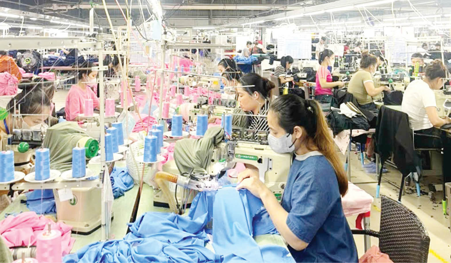 Sẻ chia cùng người lao động trong mưa lũ