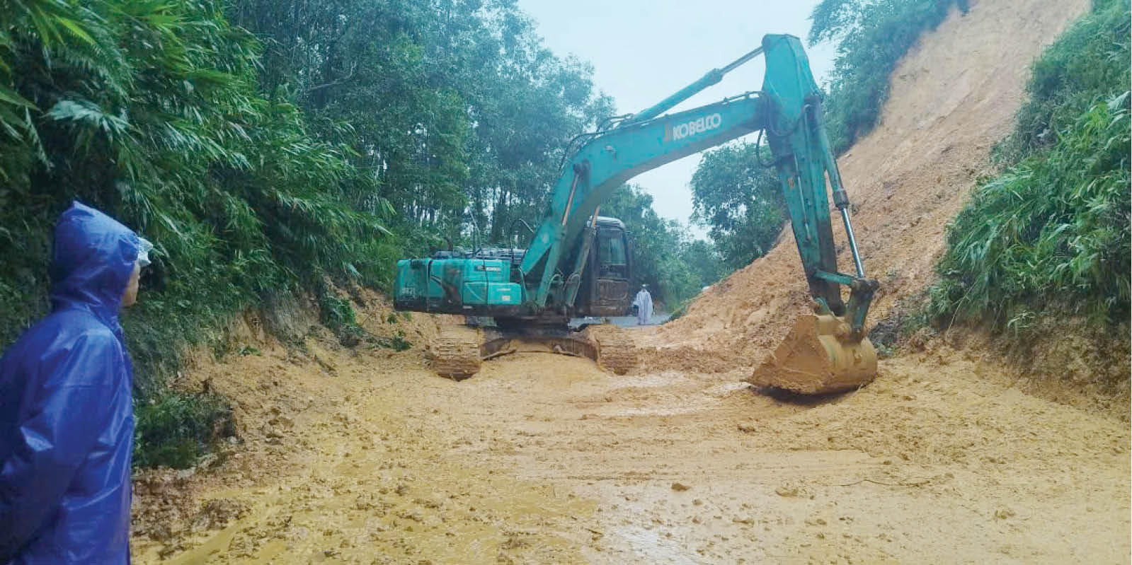 Khắc phục sạt lở, thông tuyến giao thông