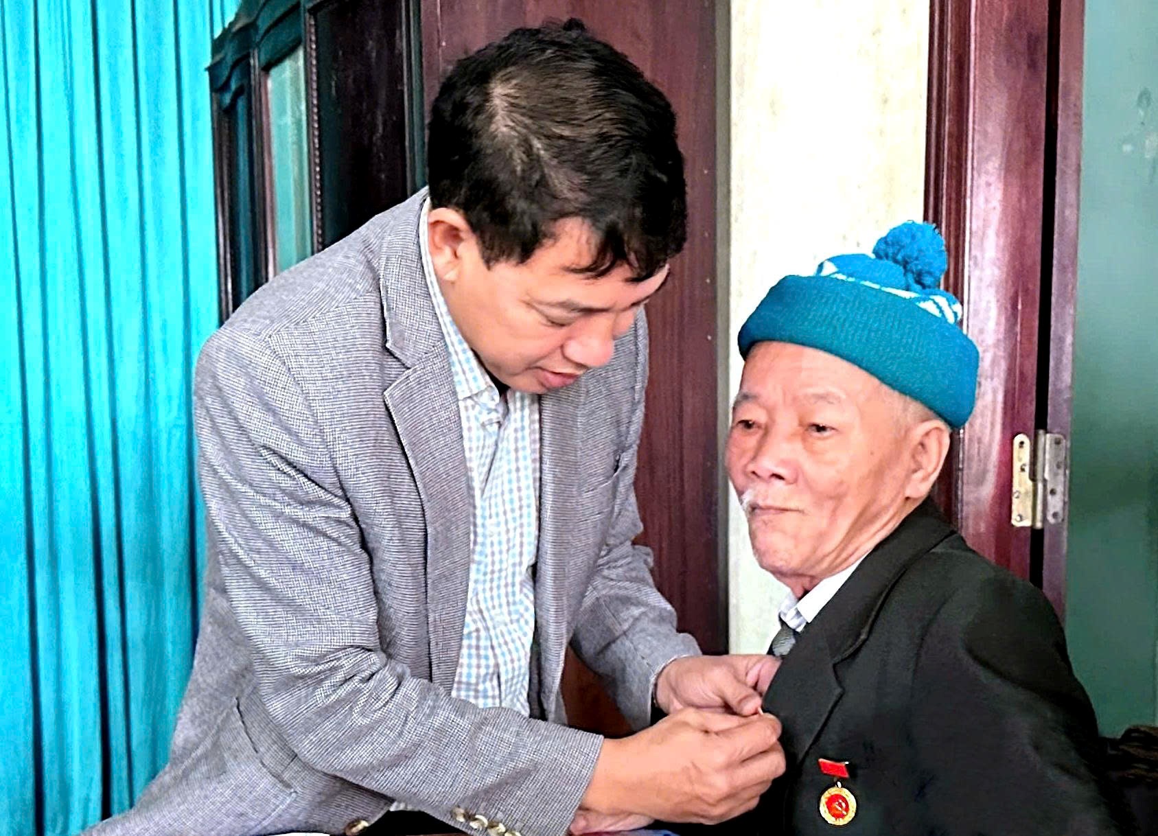 Trao Huy hiệu Đảng tại nhà cho 11 đảng viên