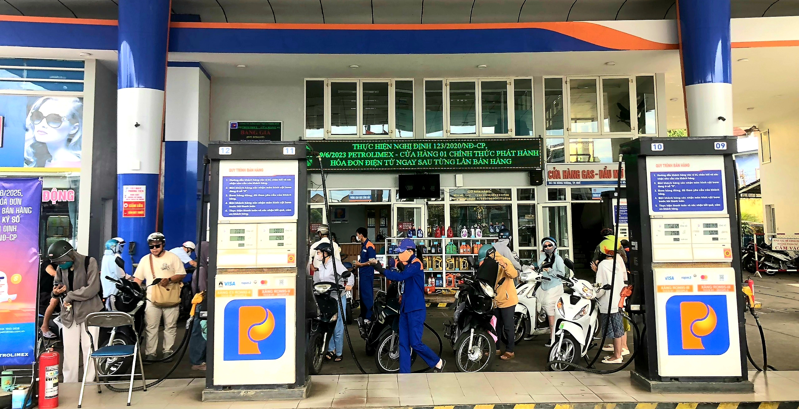 Giá xăng giảm, giá dầu tăng