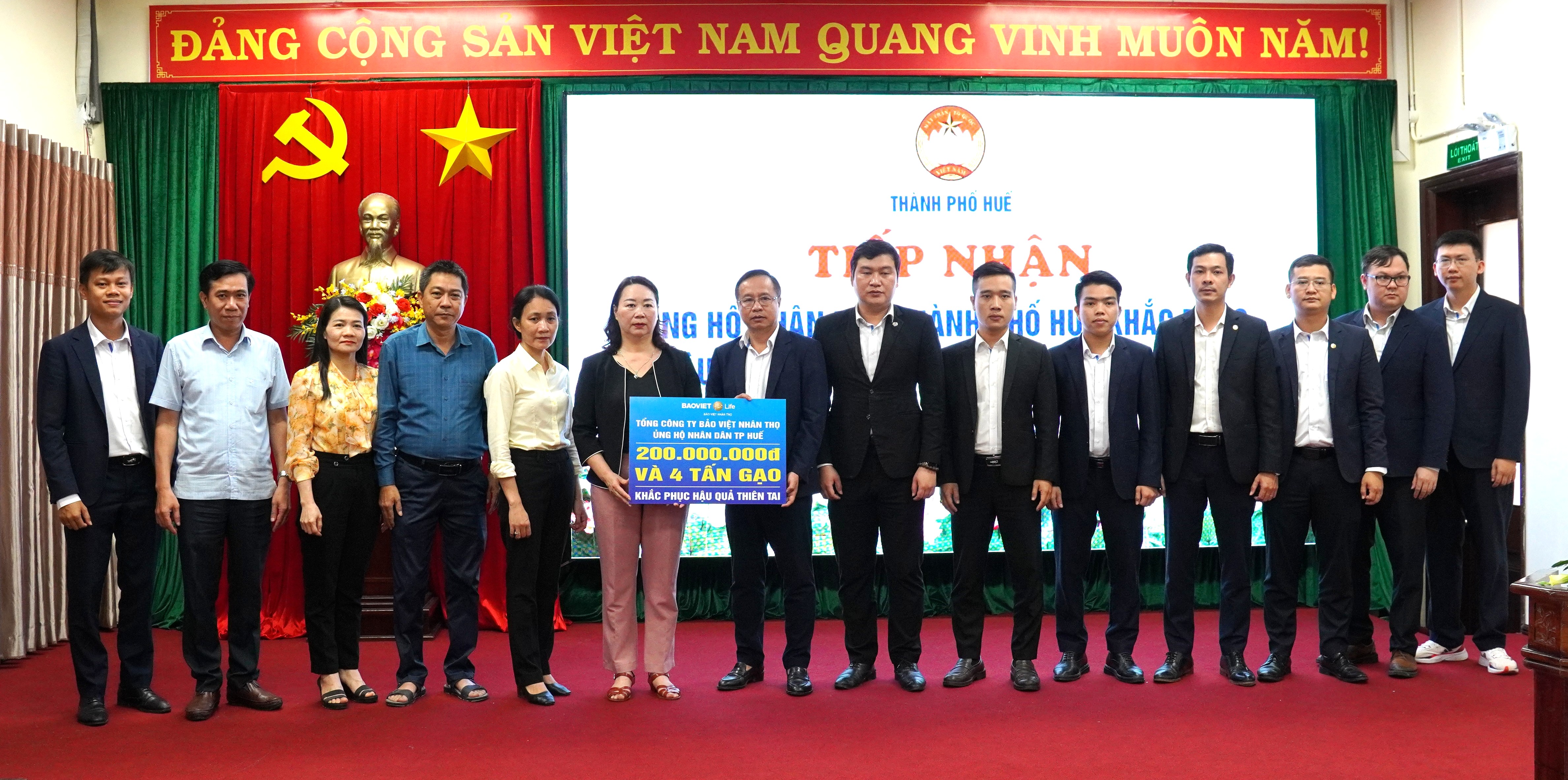 Trao tiền và quà giúp người dân khắc phục hậu quả mưa lũ