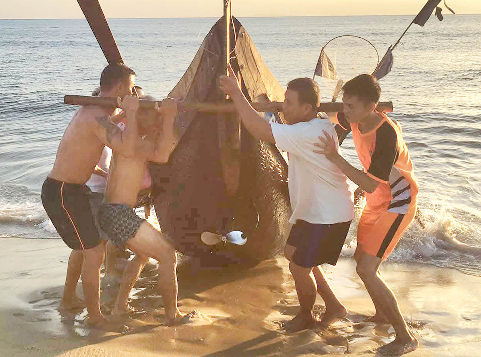 Mưu sinh mùa biển động