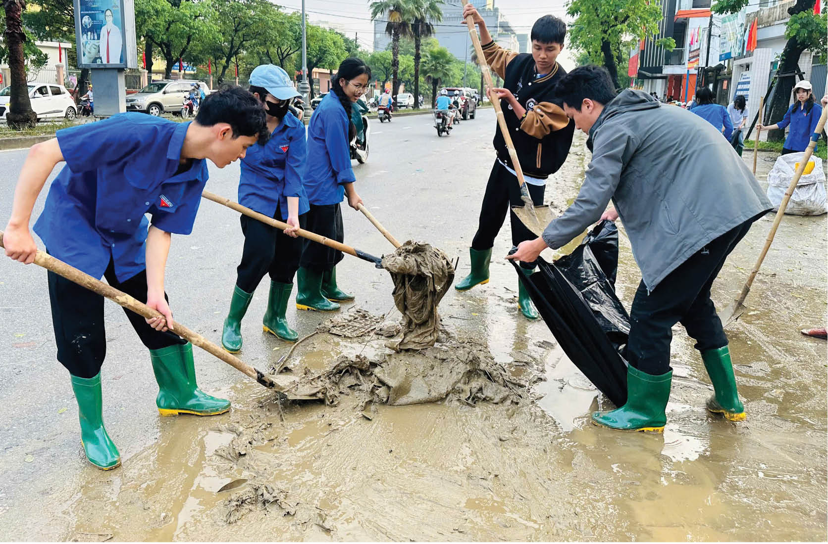 Sinh viên chung tay làm sạch môi trường