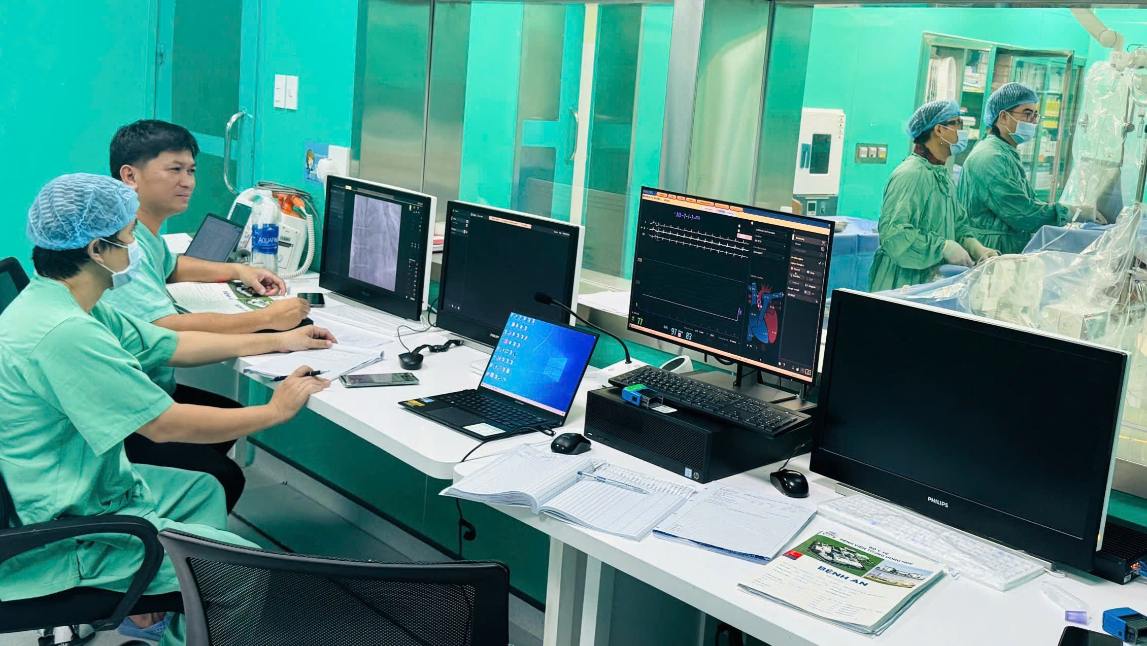 Bệnh viện Trung ương Huế hỗ trợ cán bộ, viên chức bị ảnh hưởng bởi mưa lũ