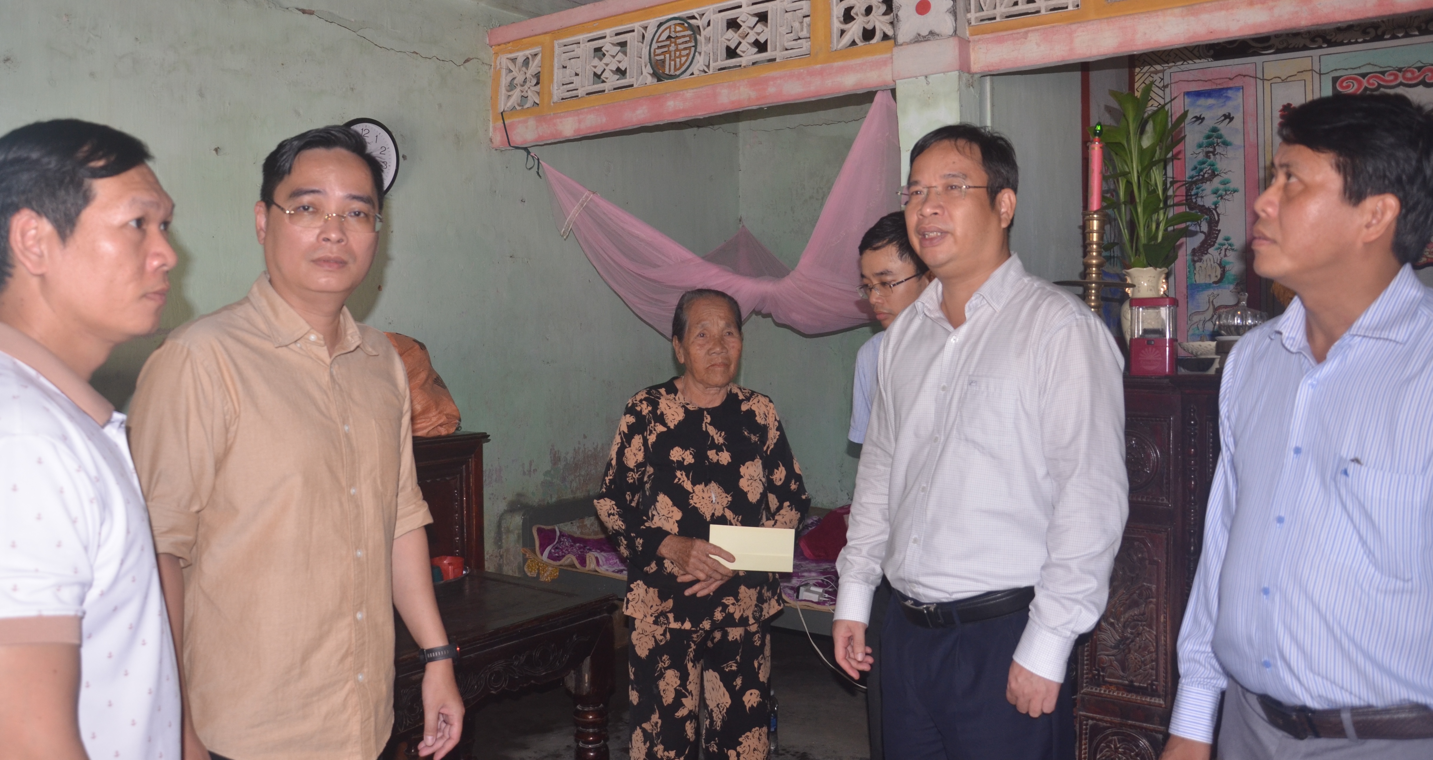 Phó Bí thư Thường trực Thành ủy Phạm Đức Tiến thăm và trao quà hỗ trợ người dân bị ảnh hưởng do mưa lũ tại phường Hóa Châu và Phong Thái