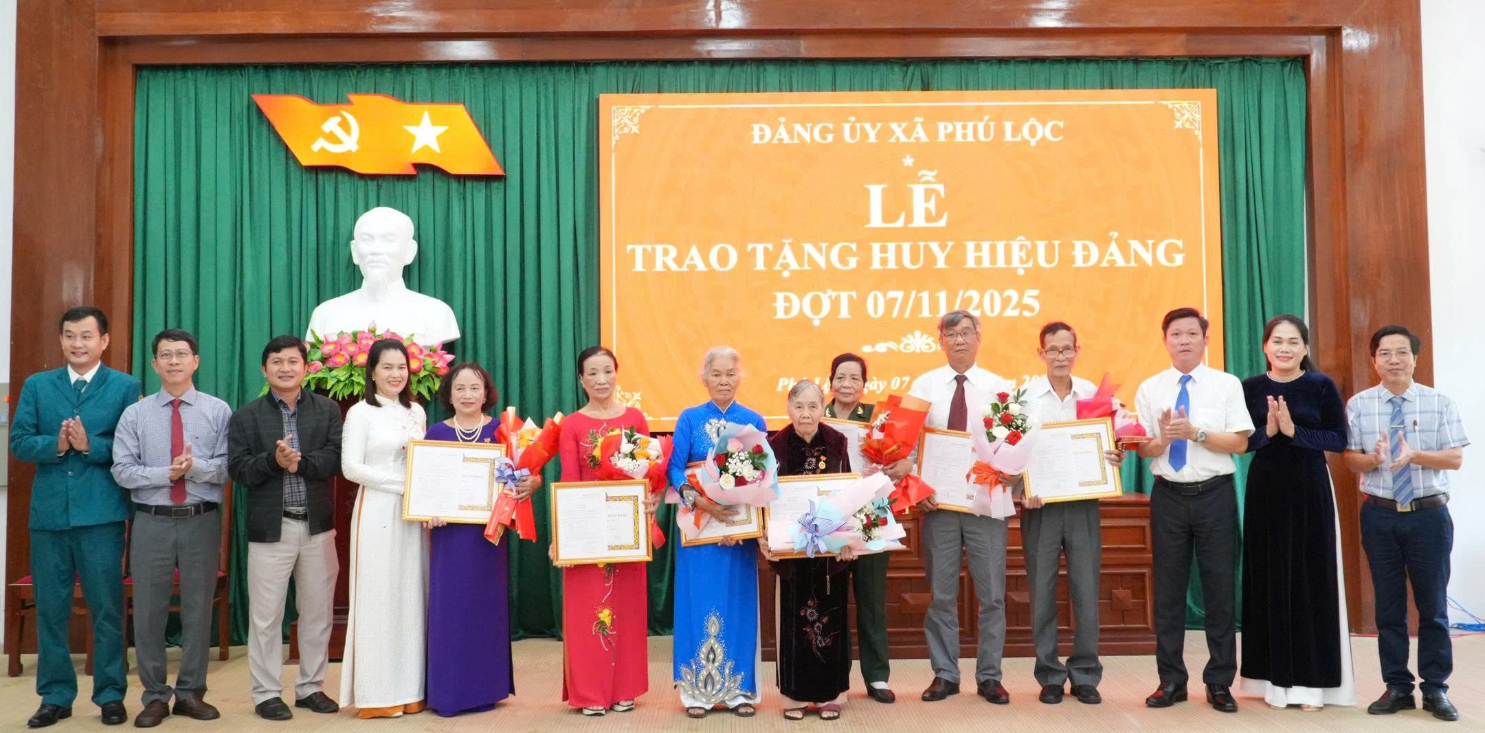 Phú Lộc 9 đảng viên được trao tặng Huy hiệu Đảng