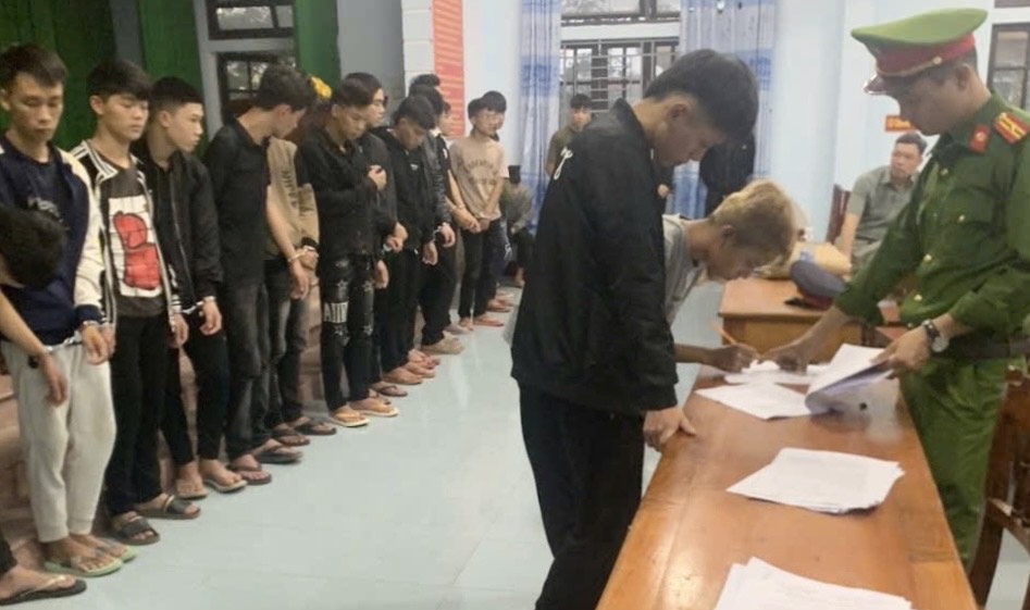 Khởi tố 32 thanh thiếu niên mang hung khí đi “hỗn chiến” trong đêm