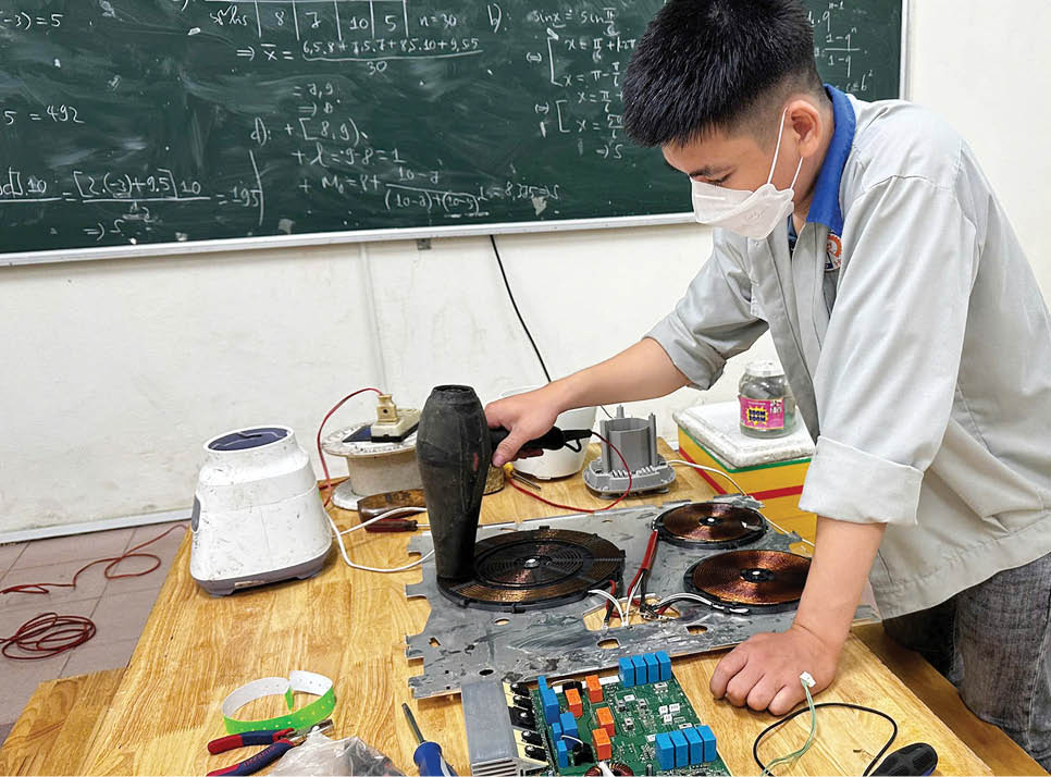 “Hồi sinh” thiết bị điện, xe máy sau mưa lũ