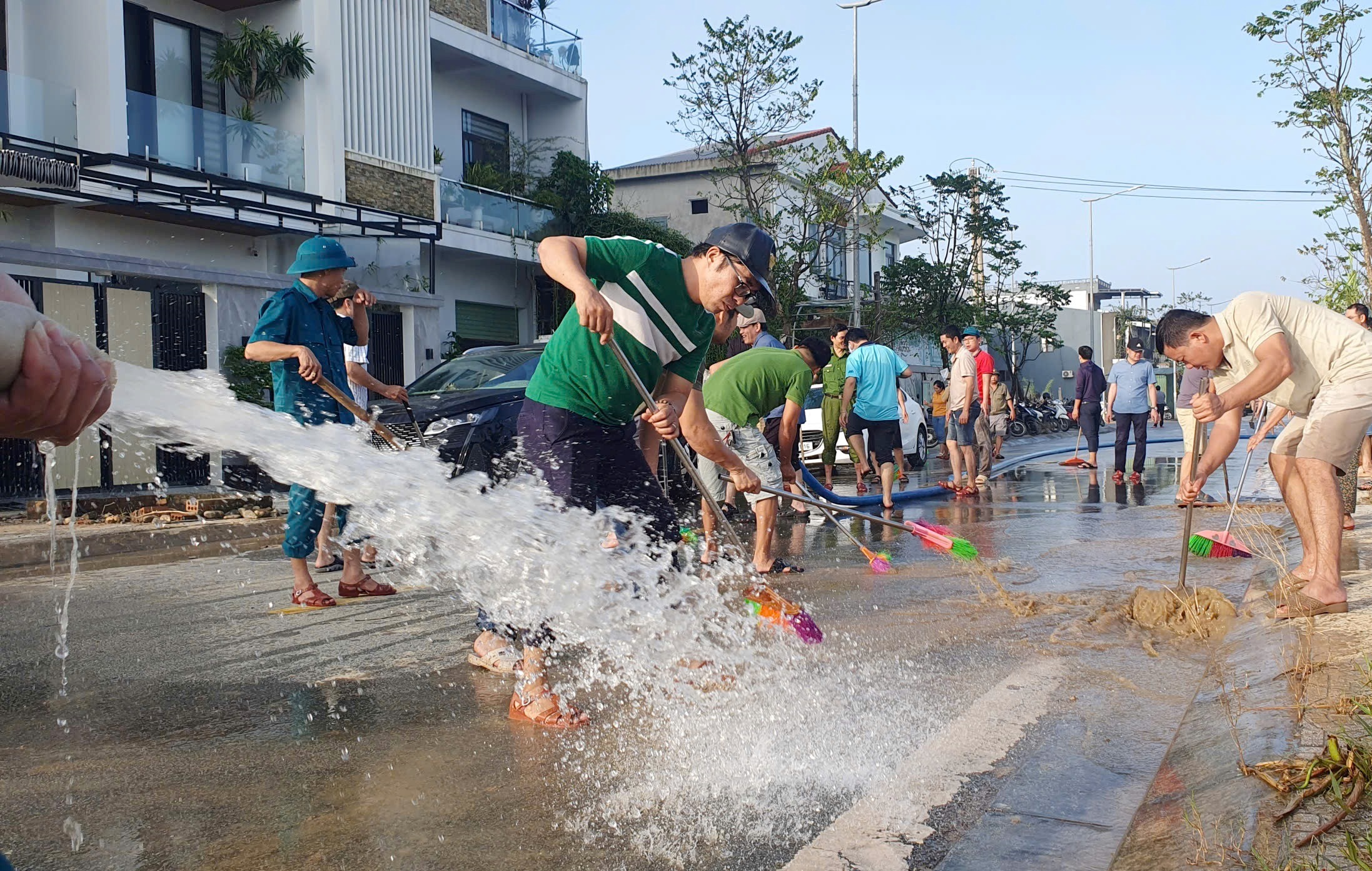 Lãnh đạo cùng người dân làm sạch thành phố sau mưa lũ