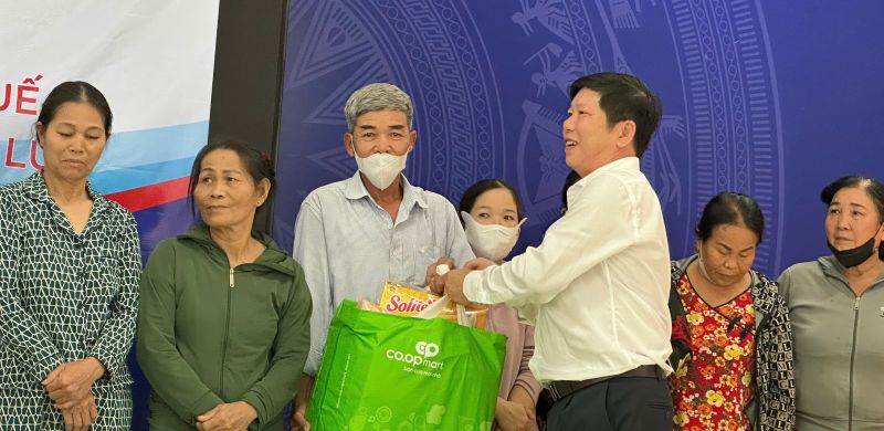 Tặng quà cho người dân bị ảnh hưởng sau thiên tai