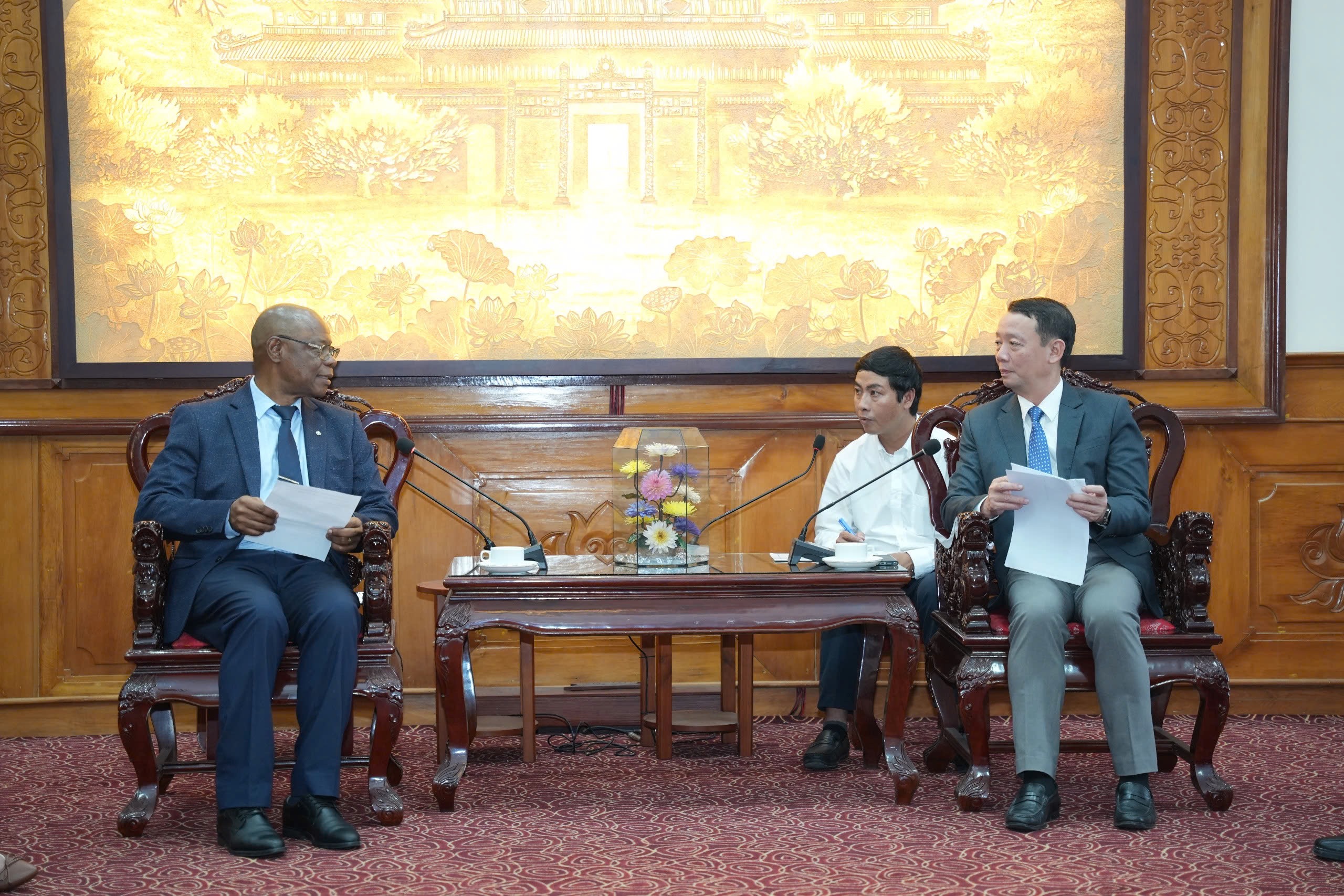 Chủ tịch UBND thành phố Phan Thiên Định tiếp và làm việc với đoàn lãnh đạo cấp cao của WWF