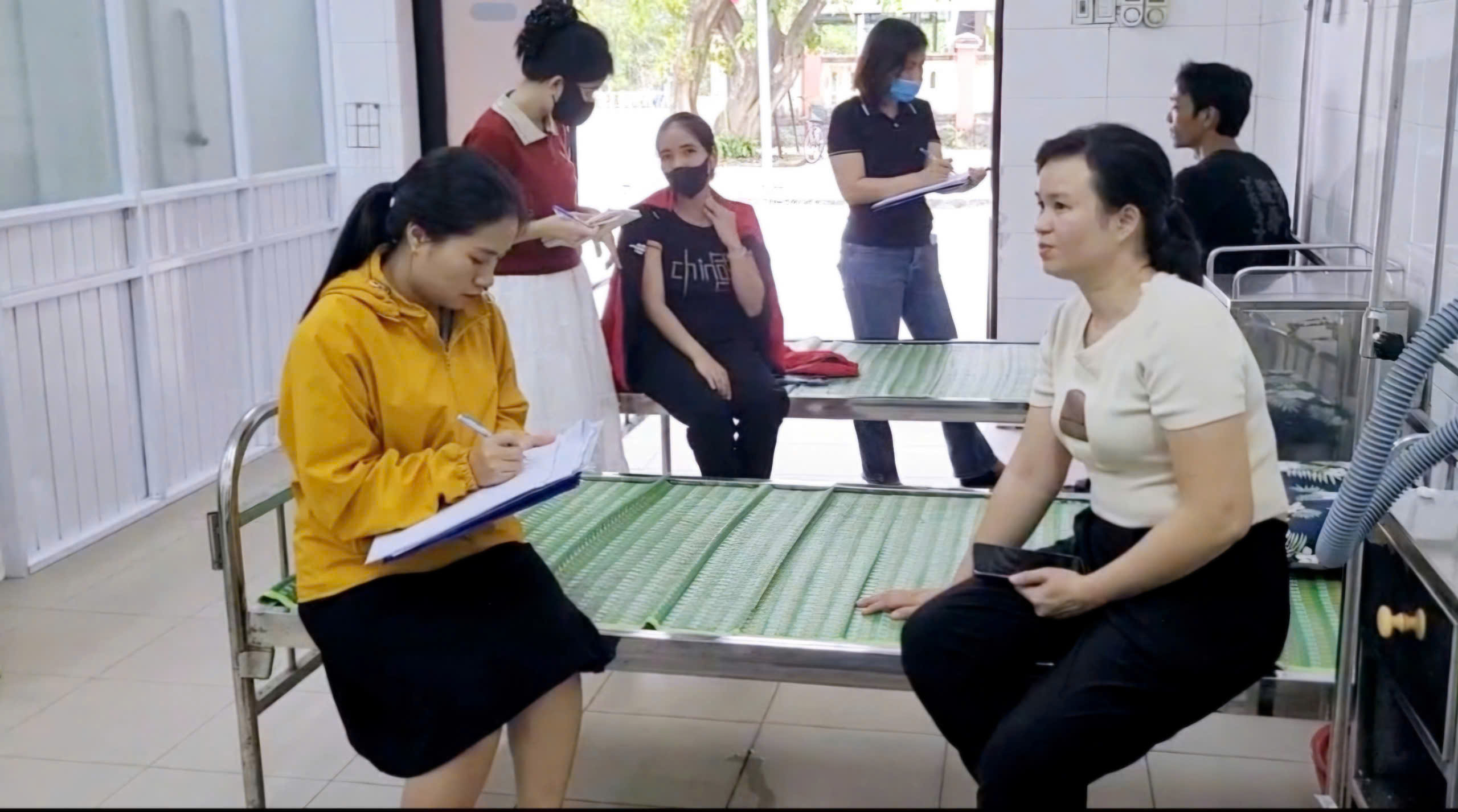 12 công nhân nhập viện, nghi do ngộ độc thực phẩm