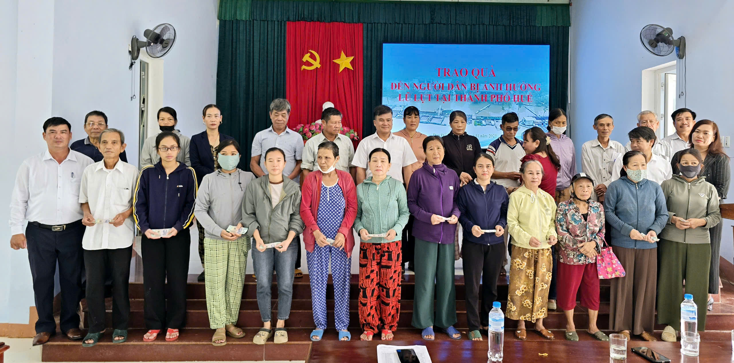 Trao 200 suất quà cho bà con vùng lũ xã Đan Điền, Quảng Điền