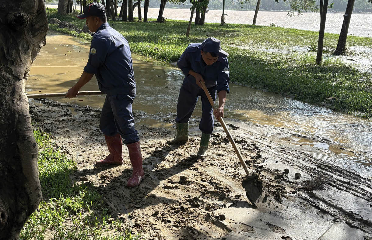 Làm sạch công viên sau lũ