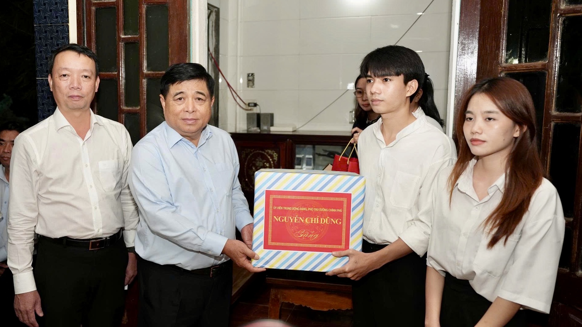 Phó Thủ tướng Chính phủ Nguyễn Chí Dũng thăm, động viên người dân bị ảnh hưởng bởi mưa lũ