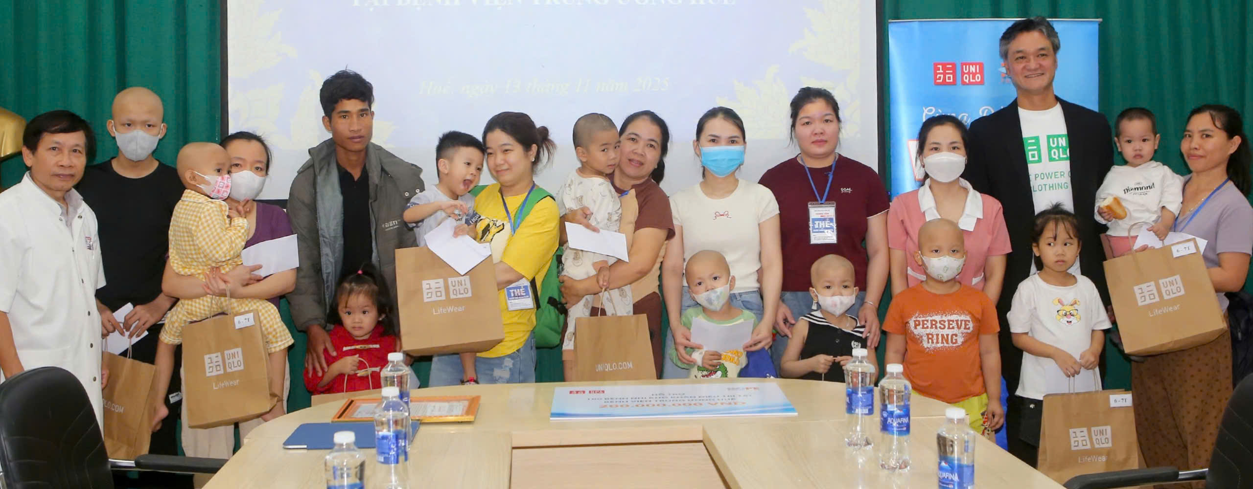 UNIQLO Việt Nam trao quà hỗ trợ người dân vùng lũ TP Huế