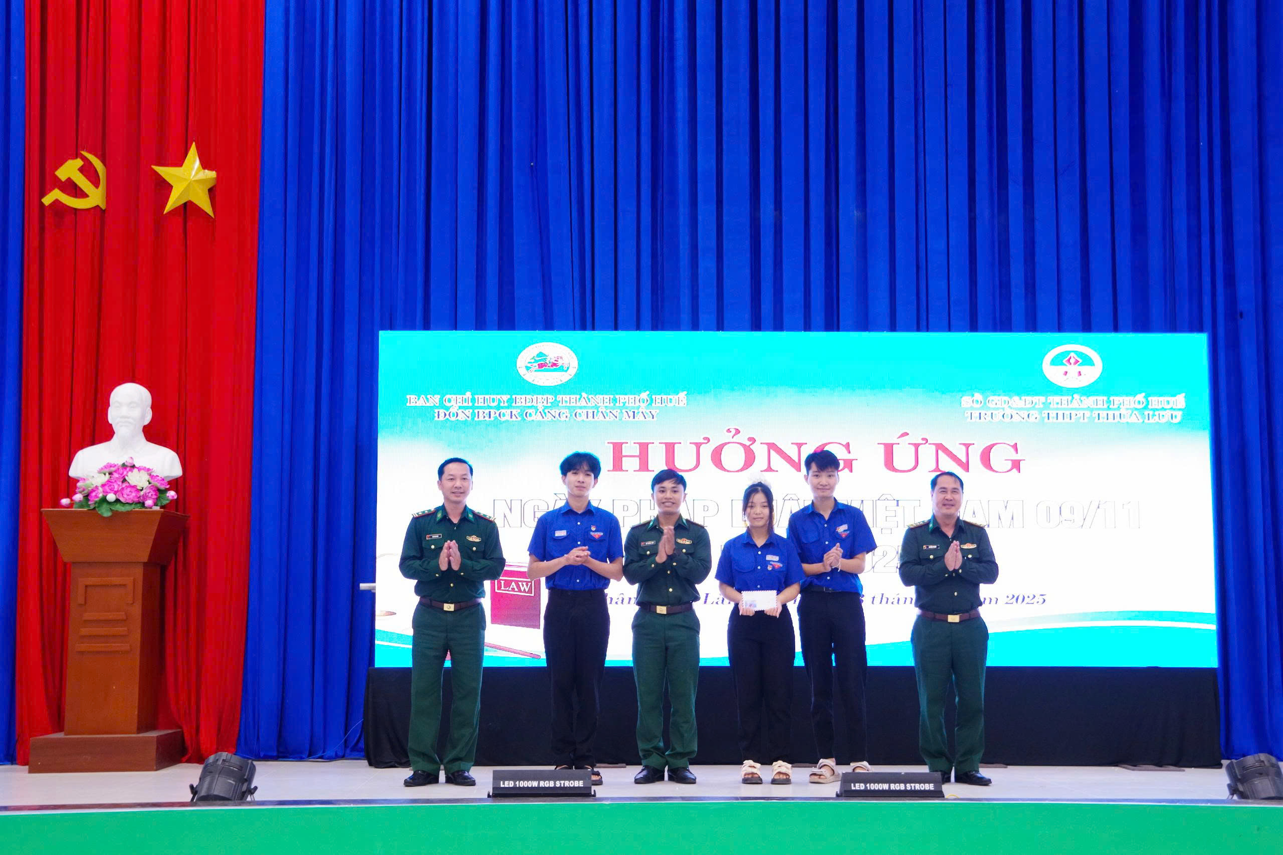 Rung chuông vàng tìm hiểu pháp luật và tặng sách cho học sinh