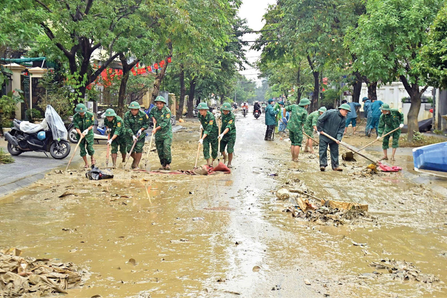 Xung kích trên mọi mặt trận