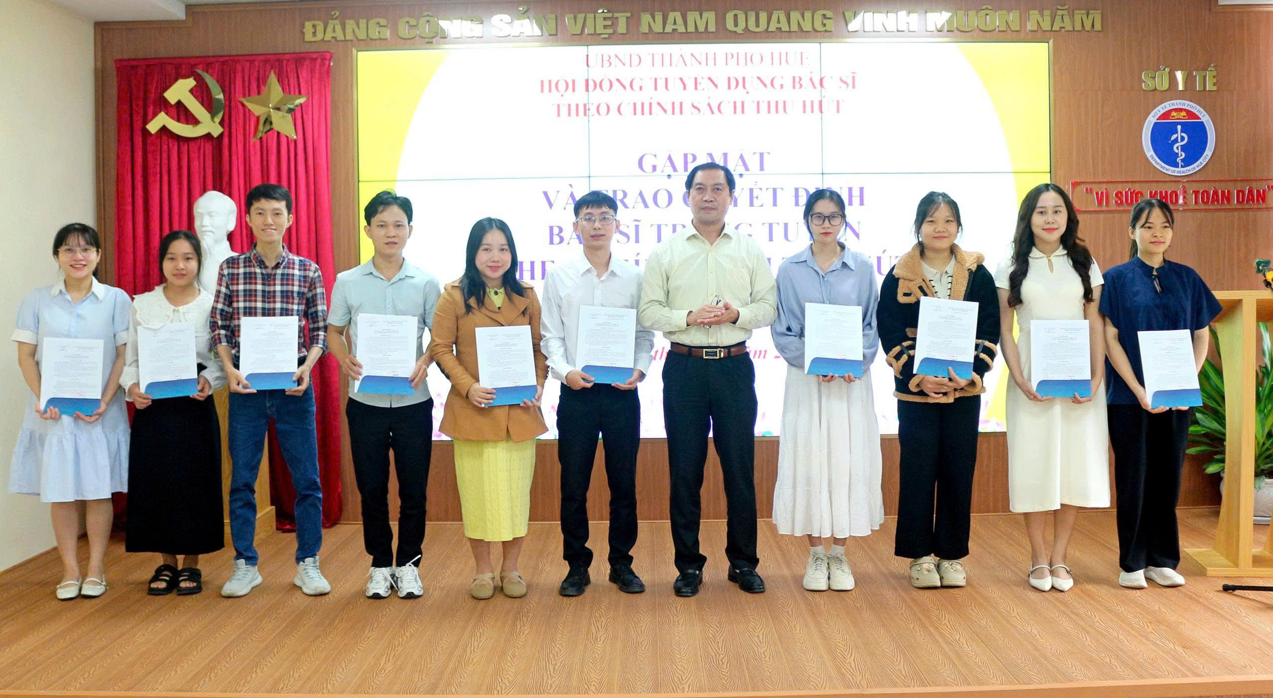 Trao quyết định trúng tuyển cho các bác sĩ theo chính sách thu hút đợt 1 năm 2025