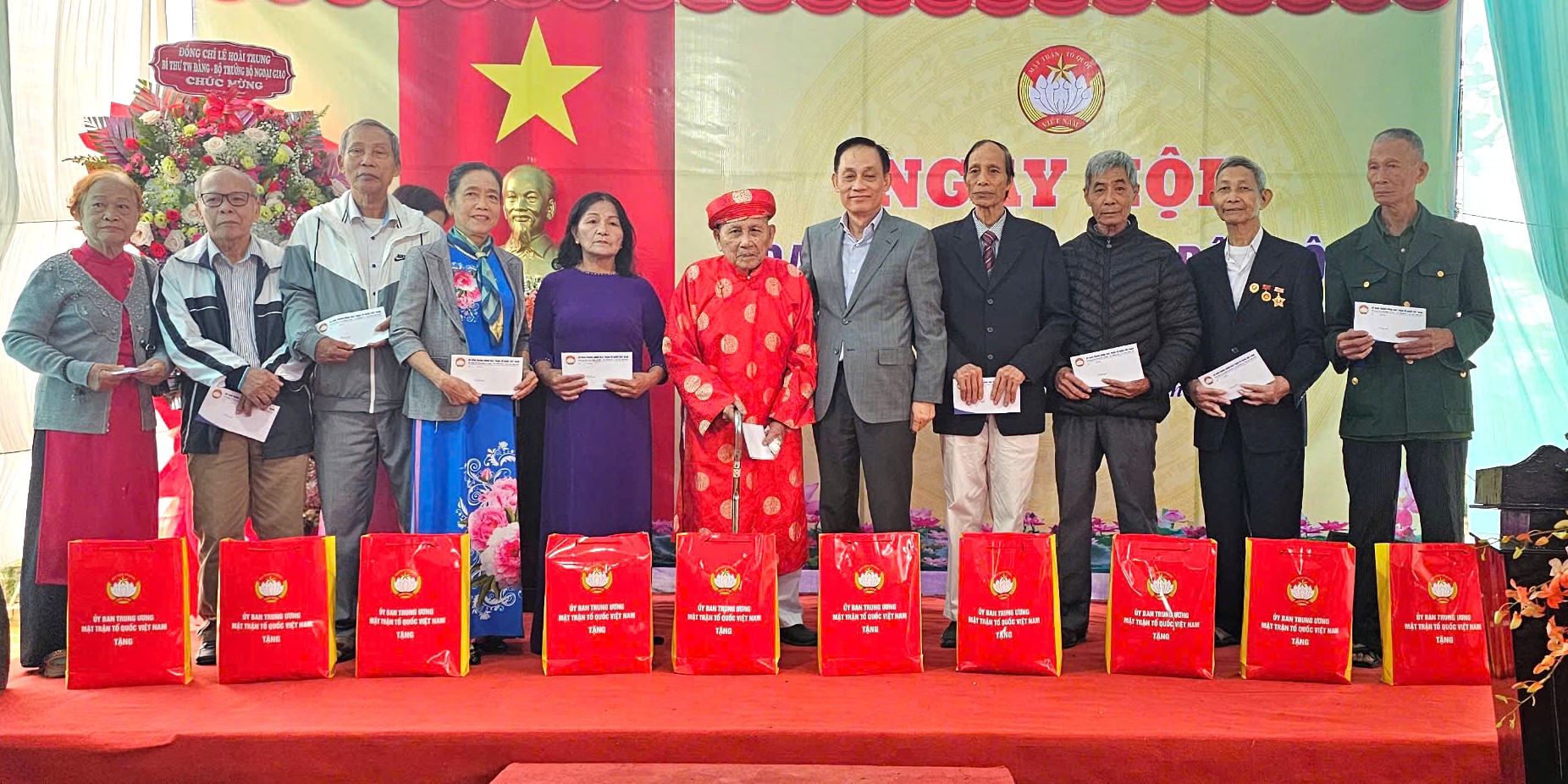 Bí thư Trung ương Đảng, Bộ trưởng Bộ Ngoại giao Lê Hoài Trung thăm và dự Ngày hội Đại đoàn kết tại tổ dân phố Dạ Lê, phường Vỹ Dạ