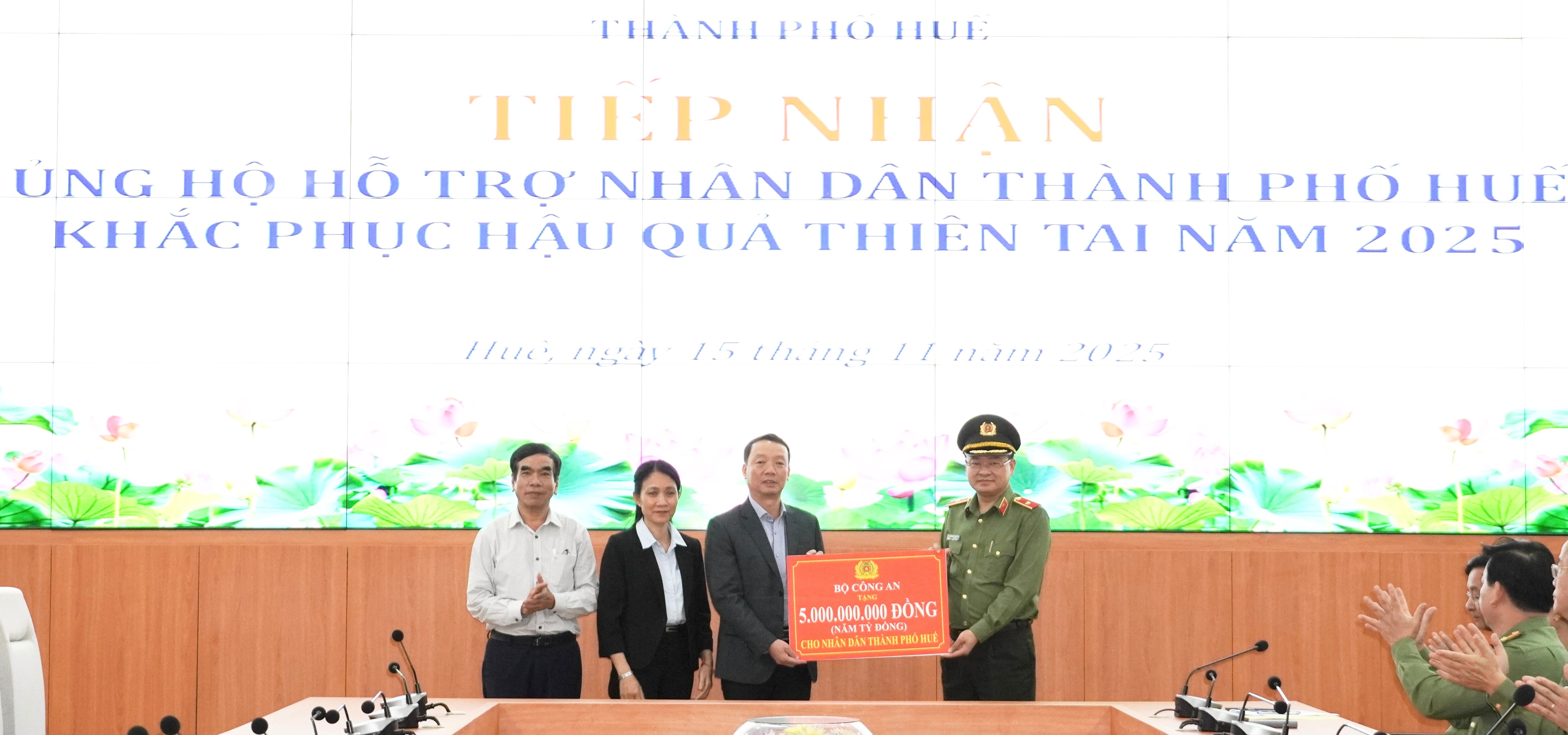 Bộ Công an hỗ trợ 5 tỷ đồng giúp TP Huế khắc phục hậu quả mưa lũ