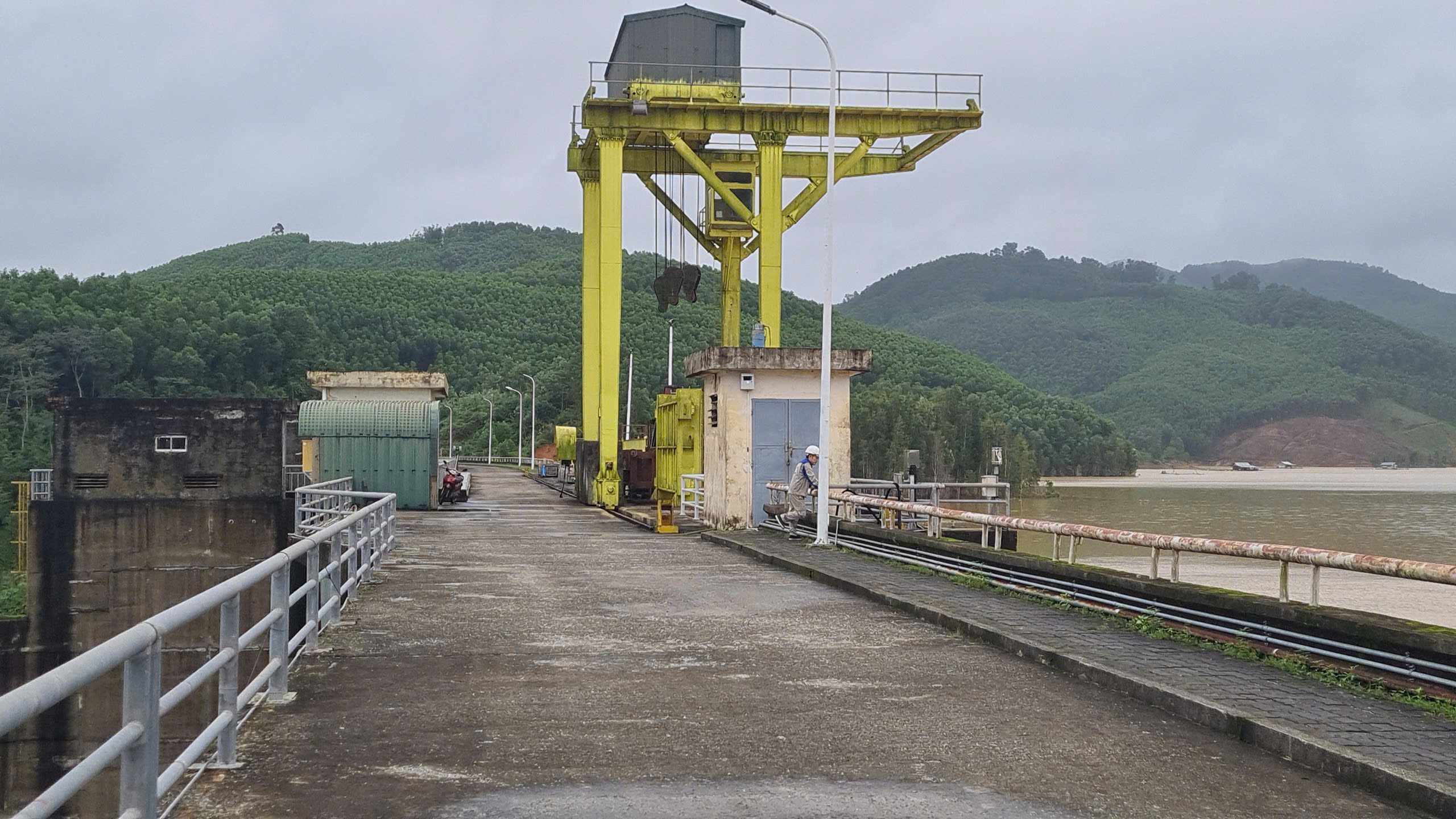 Mưa lớn ở miền núi, hồ chứa Bình Điền và Hương Điền tăng lưu lượng điều tiết về hạ du