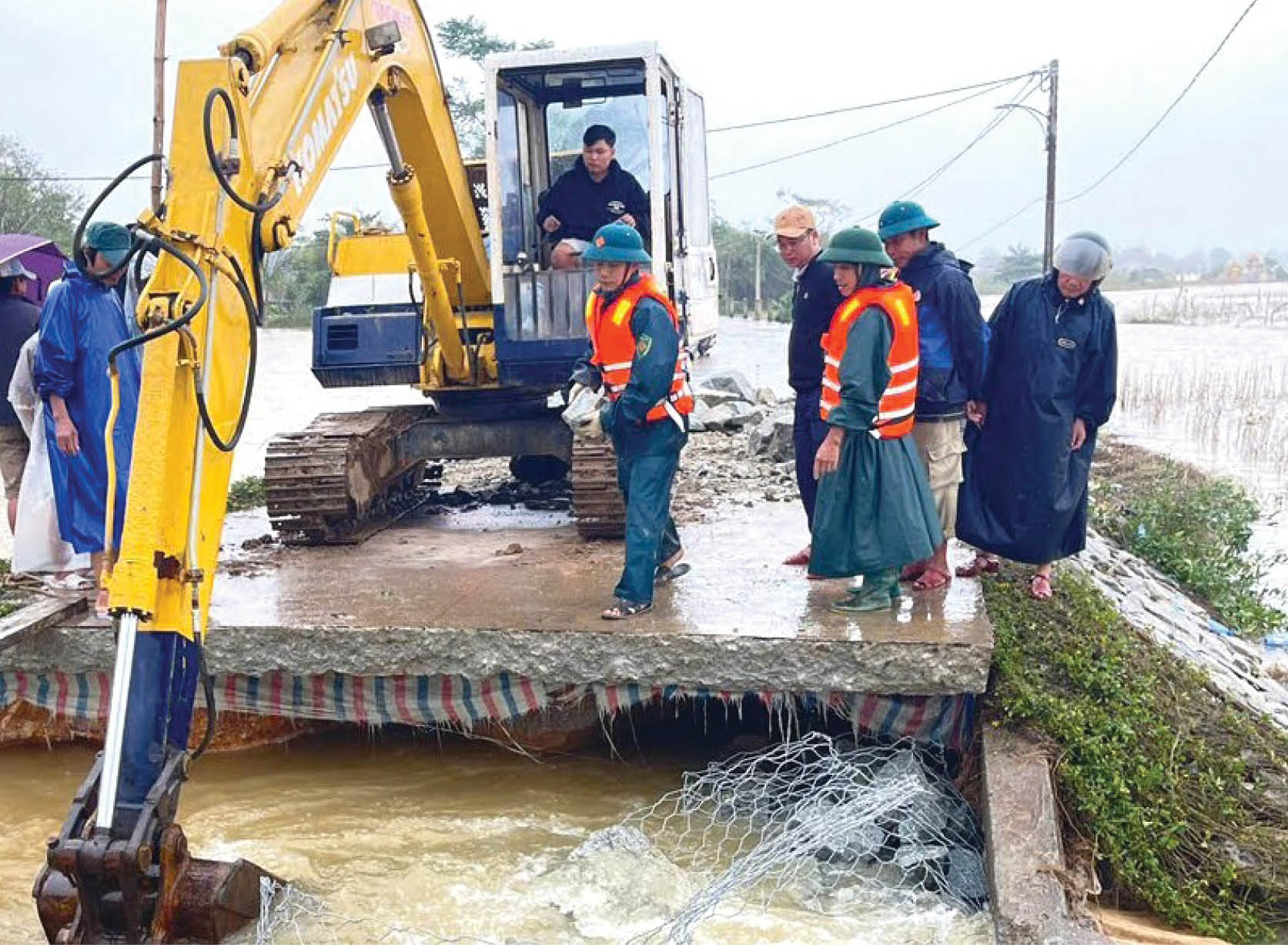 Huy động tổng lực khắc phục hư hỏng đường sá sau mưa lũ