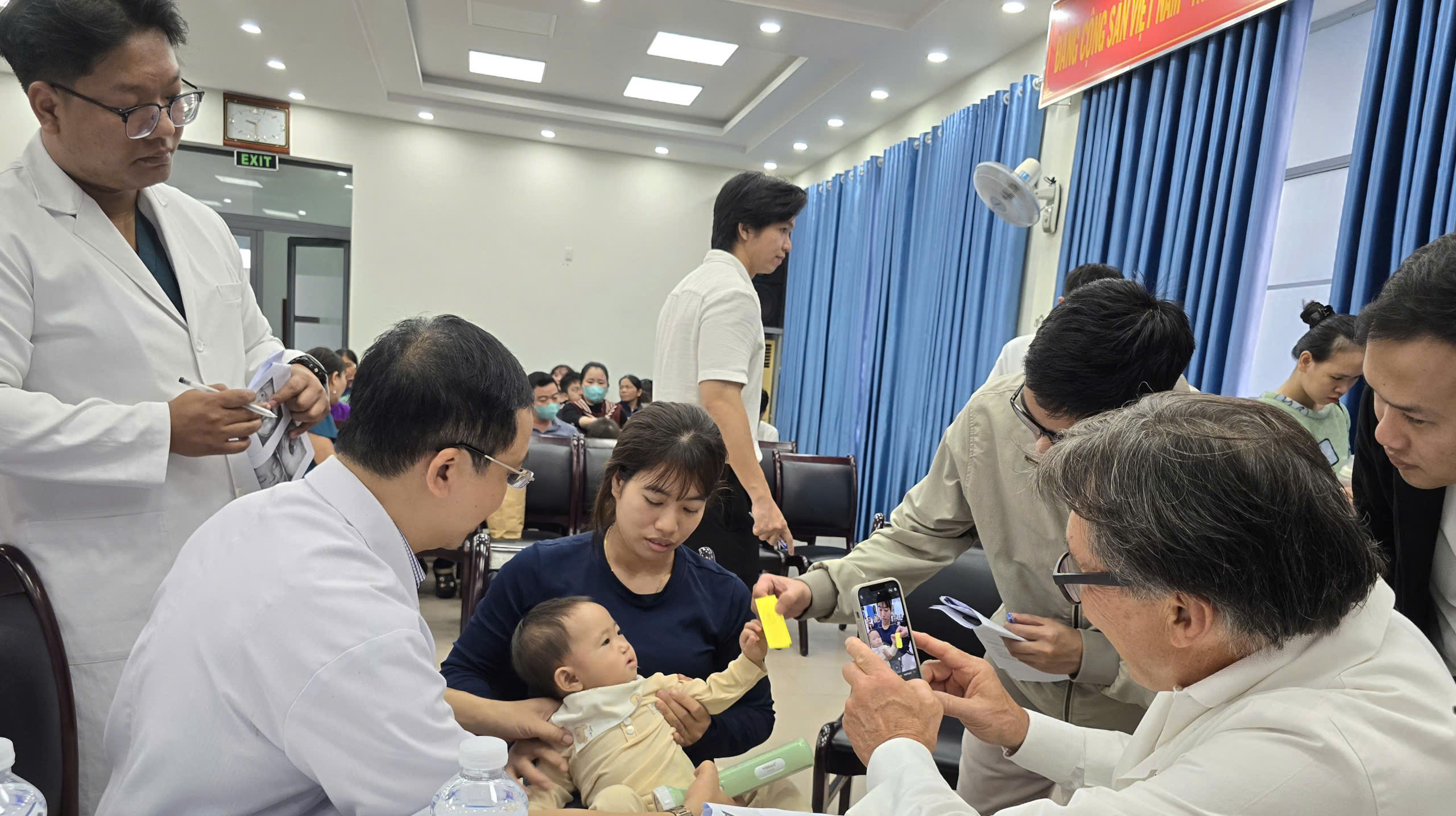 Đoàn chuyên gia ReSurge International hỗ trợ phẫu thuật dị tật vùng mặt và bàn tay tại Huế