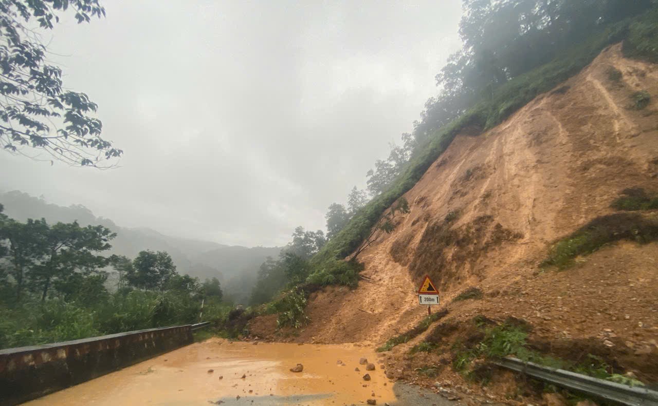 Đảm bảo an toàn giao thông cho các tuyến đường sạt lở