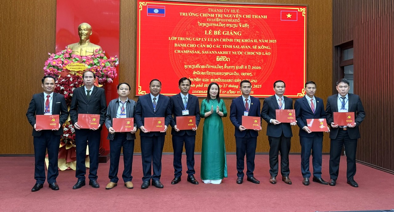 100 học viên đến từ Lào tốt nghiệp Trung cấp lý luận chính trị loại giỏi và xuất sắc