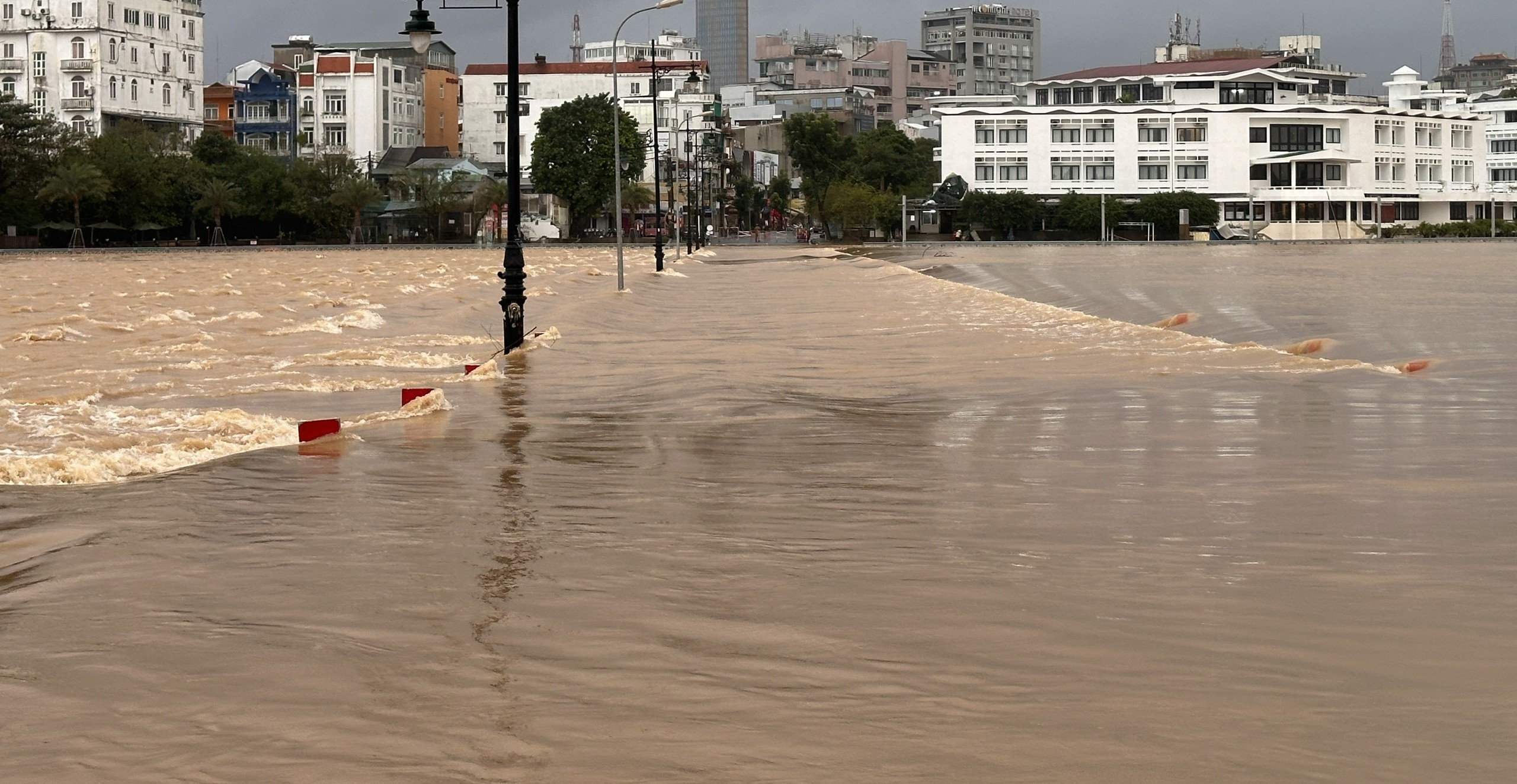 Sáng nay 17 11 , nước lũ đã tràn qua Đập Đá