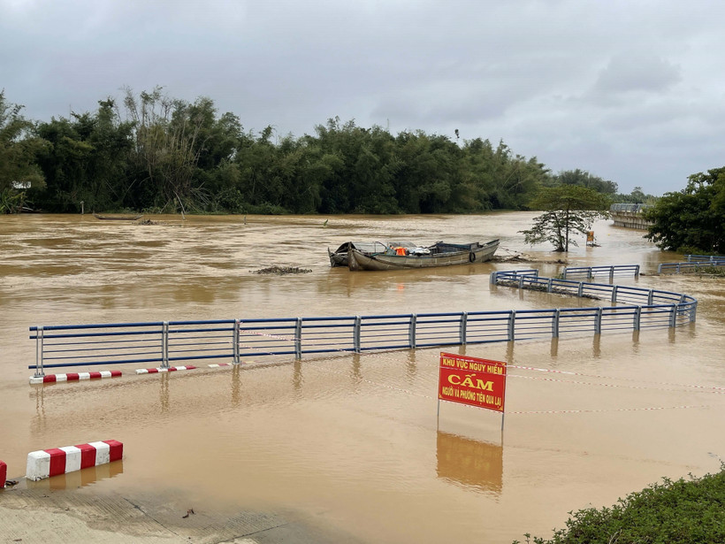 Mưa lũ làm 14 người chết, mất tích và gây nhiều thiệt hại tại các địa phương