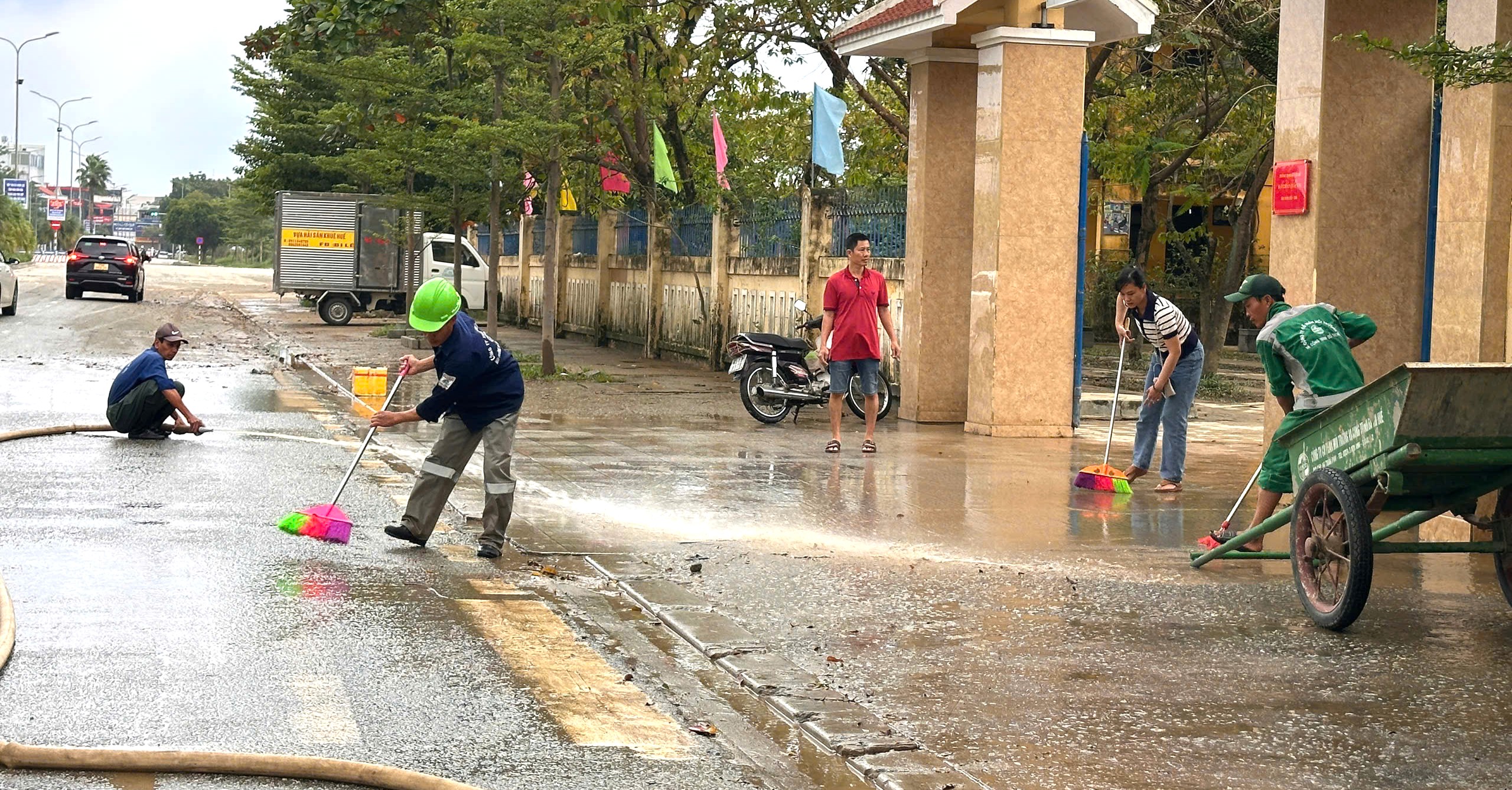 Vừa dọn vệ sinh môi trường, vừa ứng phó với mưa lớn