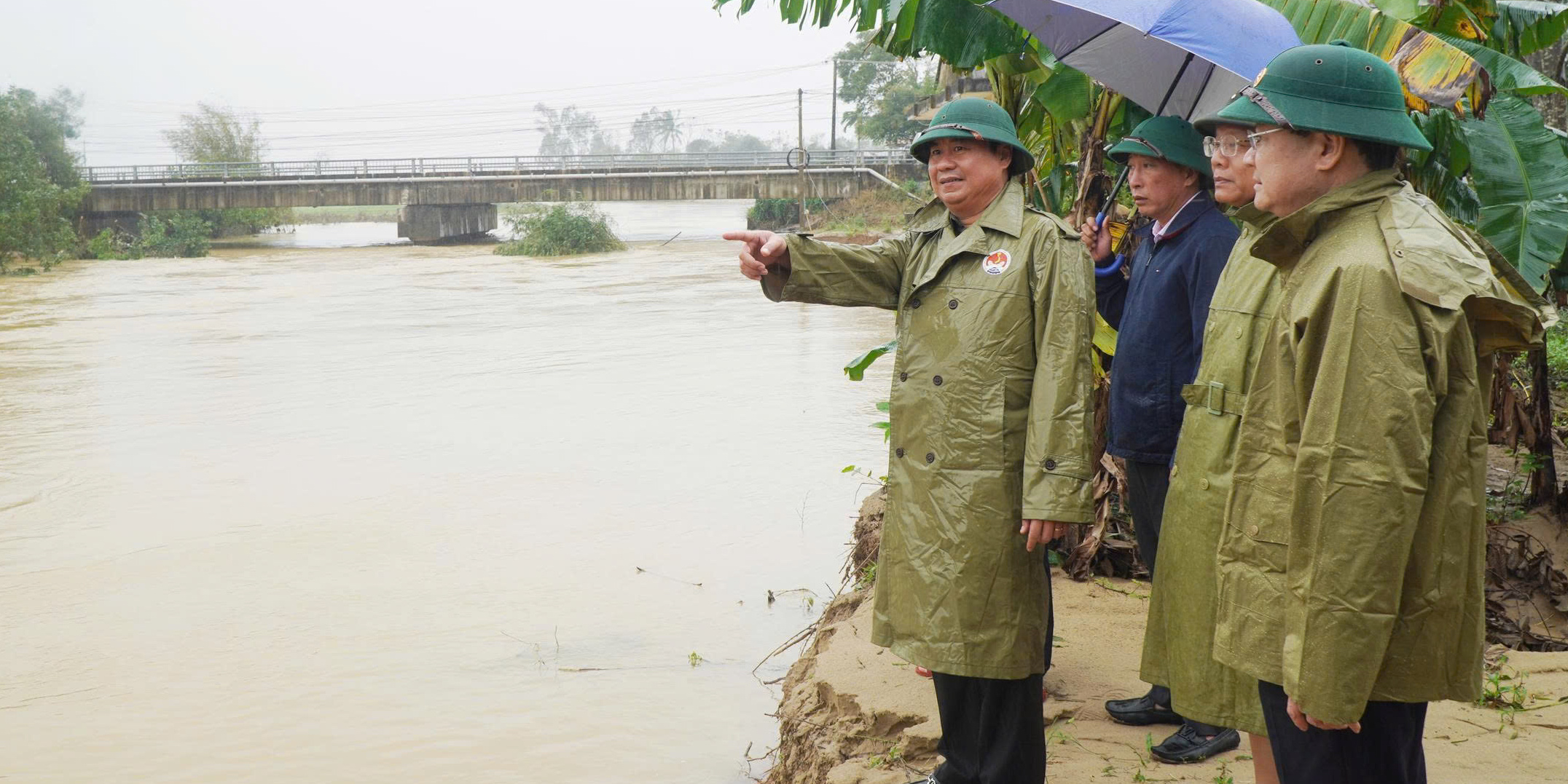 Thứ trưởng Bộ Nông nghiệp và Môi trường Võ Văn Hưng kiểm tra, chỉ đạo công tác khắc phục hậu quả mưa lũ tại Huế