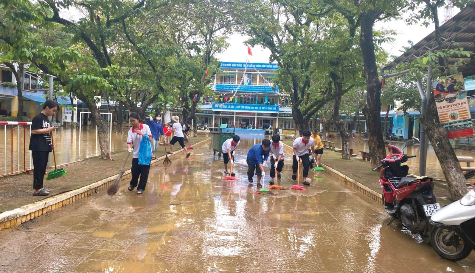 Giữ lớp trong mùa lũ